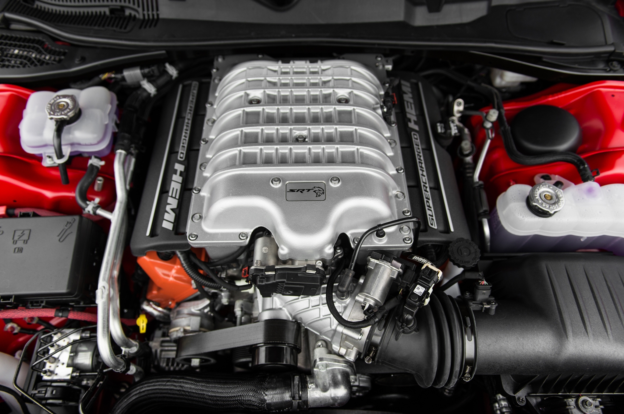 Мотор челленджер. V8 двигатель dodge Challenger. V8 мотор dodge Charger. Dodge Challenger мотор 6.2. Dodge Charger Hellcat двигатель.